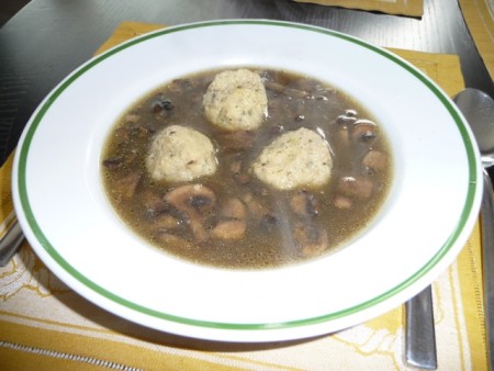 Houbová polévka s jemnými knedlíčky